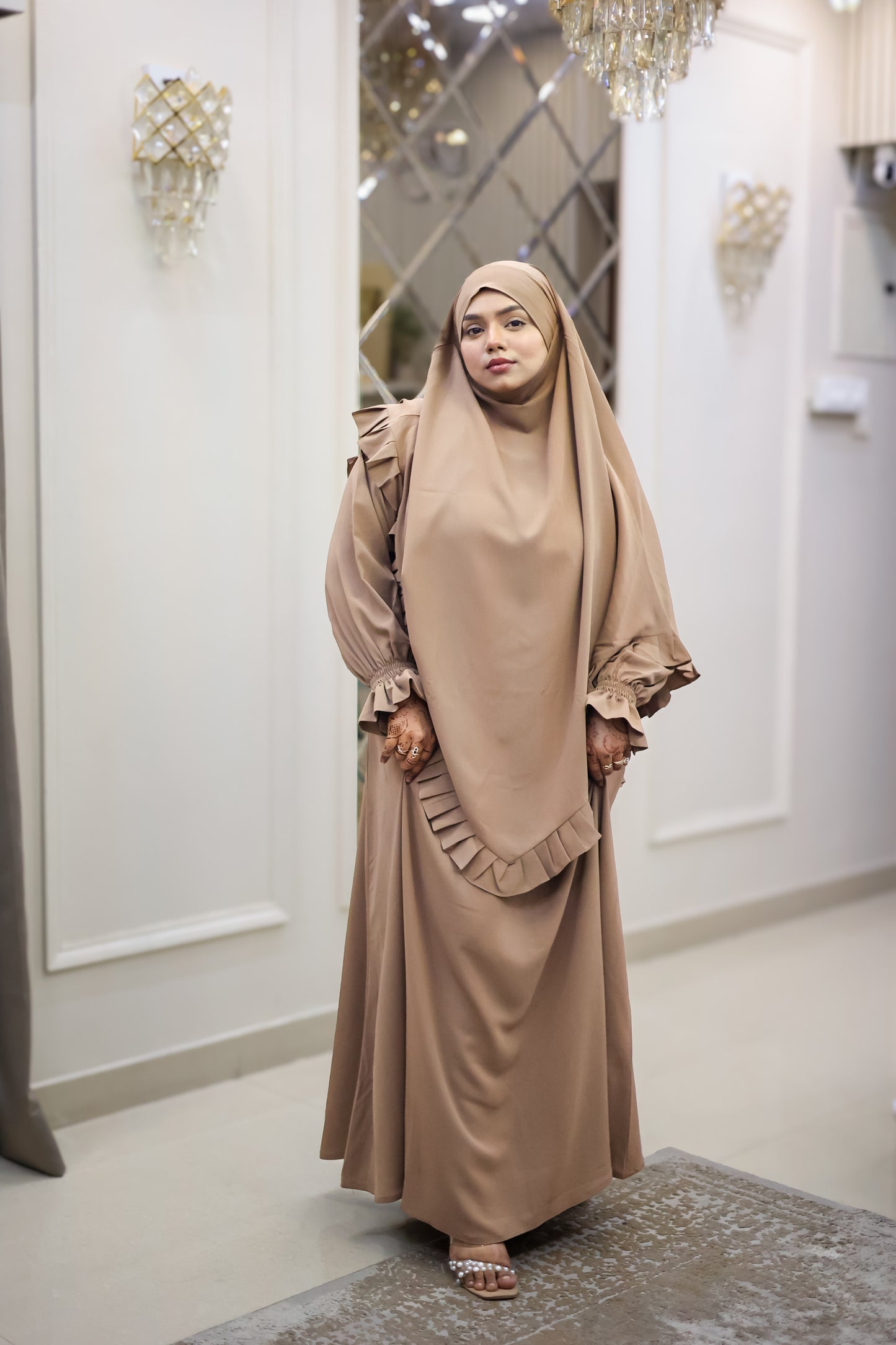 Beige Élan Abaya